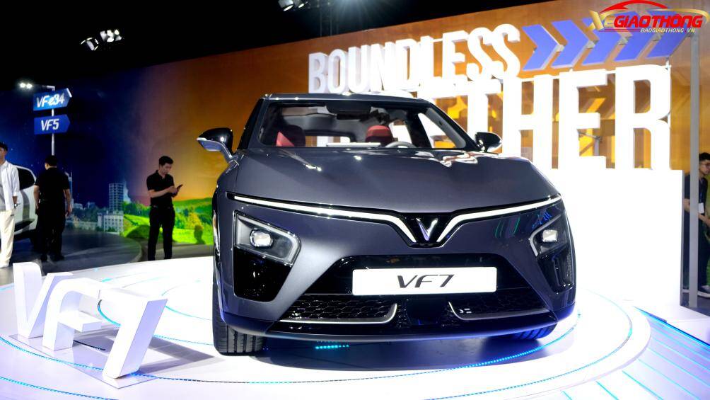 Đèn xe sử dụng hoàn toàn dạng LED.