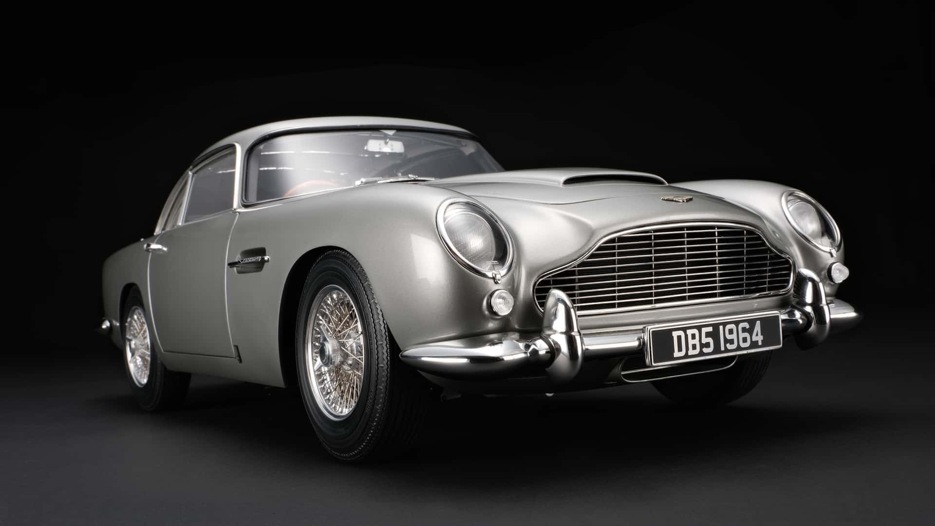 Mô hình chiếc Aston Martin DB5 Vantage có tỉ lệ 1:8, được công ty Amalgam Collection (Anh) sản xuất với số lượng giới hạn 199 chiếc trên toàn cầu.