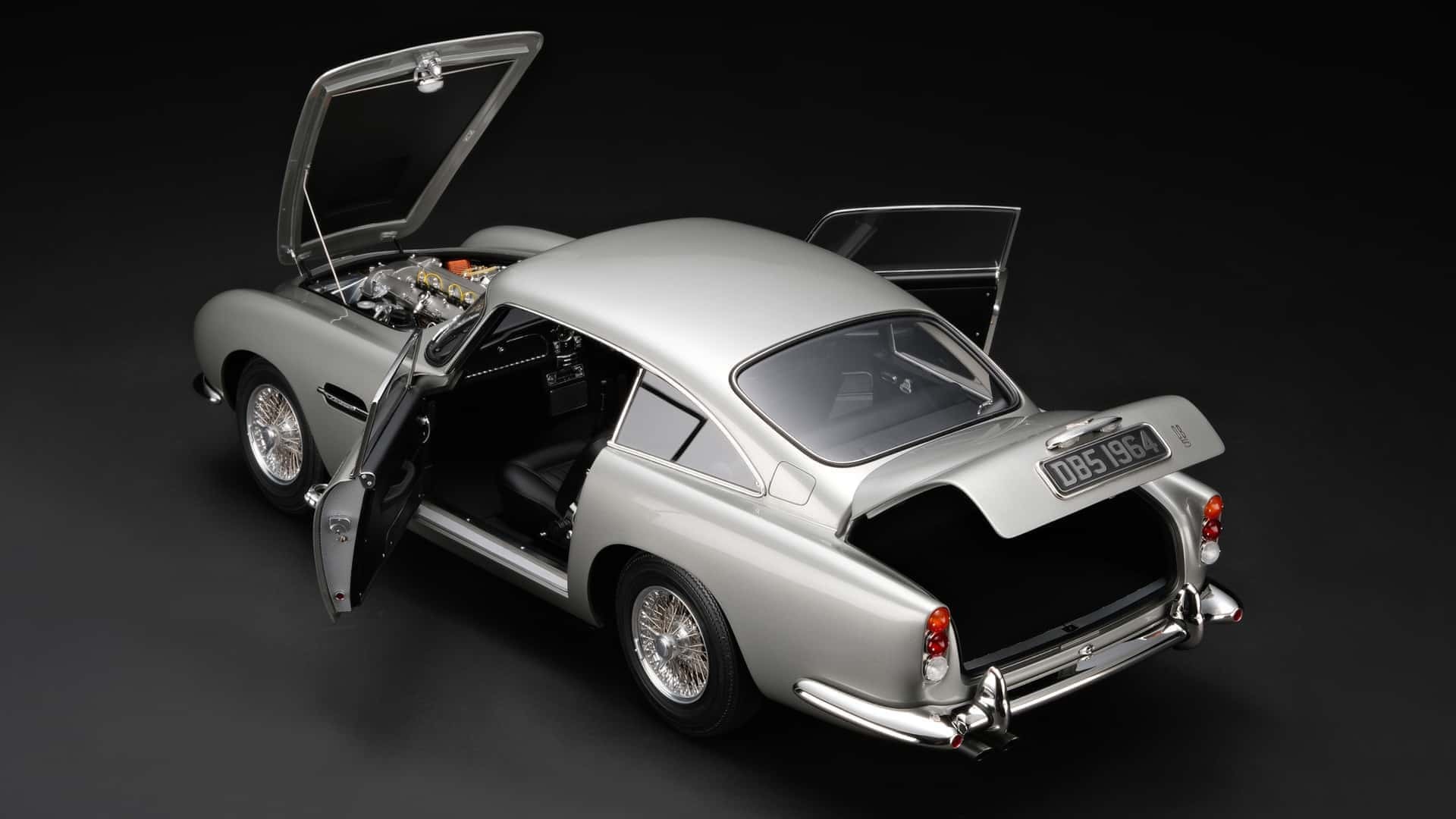 Tác phẩm được làm thủ công, ghép từ hàng ngàn bộ phận nhỏ, gồm cả những chi tiết kim loại được cắt CNC.