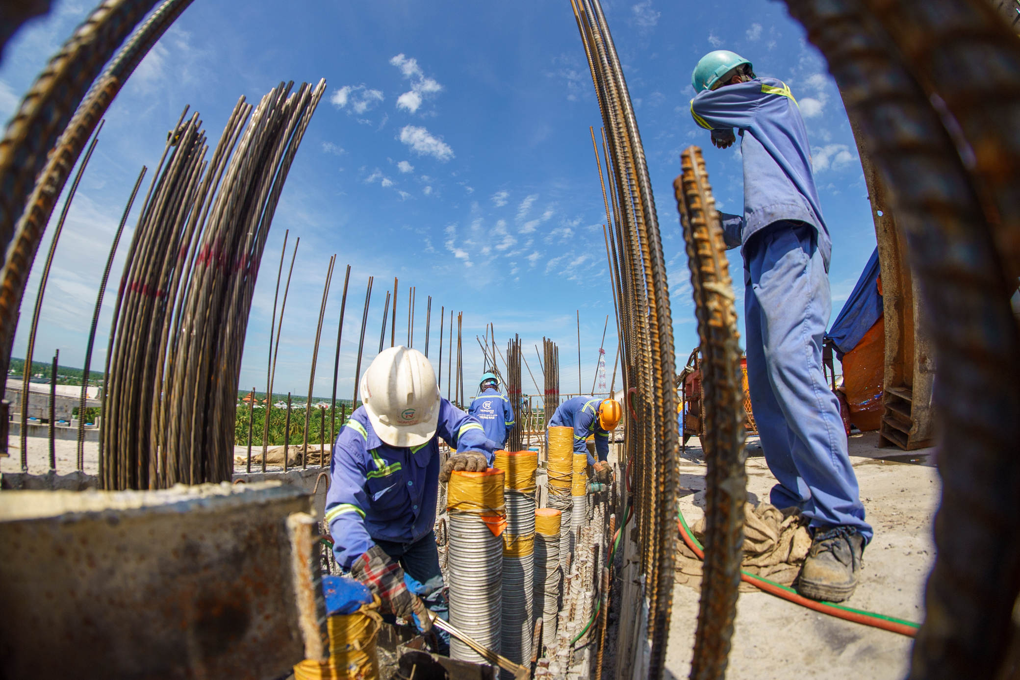 Anh Nguyễn Hoàng Trung (41 tuổi) chia sẻ vất vả nhất khi thi công cầu Mỹ Thuận 2 hiện nay là phải làm việc dưới thời tiết nắng nóng, đặc biệt vào giữa trưa. "Công trình sắp hoàn thành không chỉ là niềm vui cho người dân các tỉnh, thành mà cũng là động lực cho những người tham gia dự án như chúng tôi", anh Trung bày tỏ.