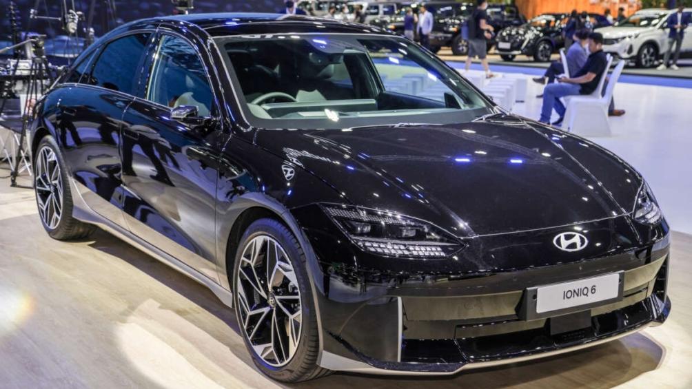 Hyundai Ioniq 6 đánh dấu một sự thay đổi lớn về kiểu dáng so với Ioniq 5.