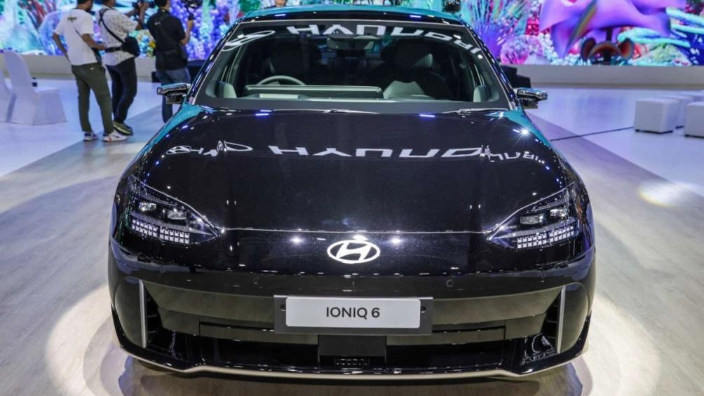 Trang bị pin 77,4 kWh cho phép Ioniq 6 có phạm vi hoạt động 614 km. Hệ thống truyền động AWD động cơ kép tạo ra công suất 315 mã lực và mô-men xoắn 605 Nm.