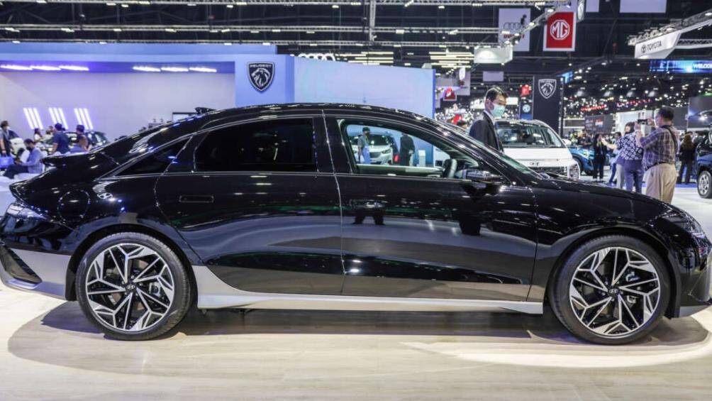 Nền tảng E-GMP làm nền tảng cho Ioniq 6 cho phép sạc nhanh DC với công suất lên đến 350 kW, sạc lại 10-80% trong 18 phút hoặc sạc 400 volt.