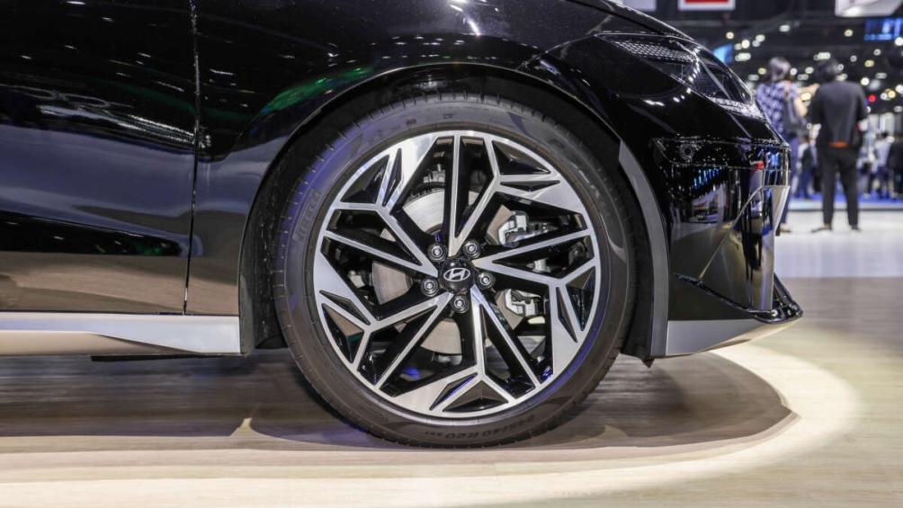 Với kích thước dài 4.855 mm, rộng 1.880 mm và cao 1.495 mm cùng chiều dài cơ sở 2.950 mm, Ioniq 6 đã tối đa hóa không gian tổng thể thông qua việc sử dụng sàn phẳng.