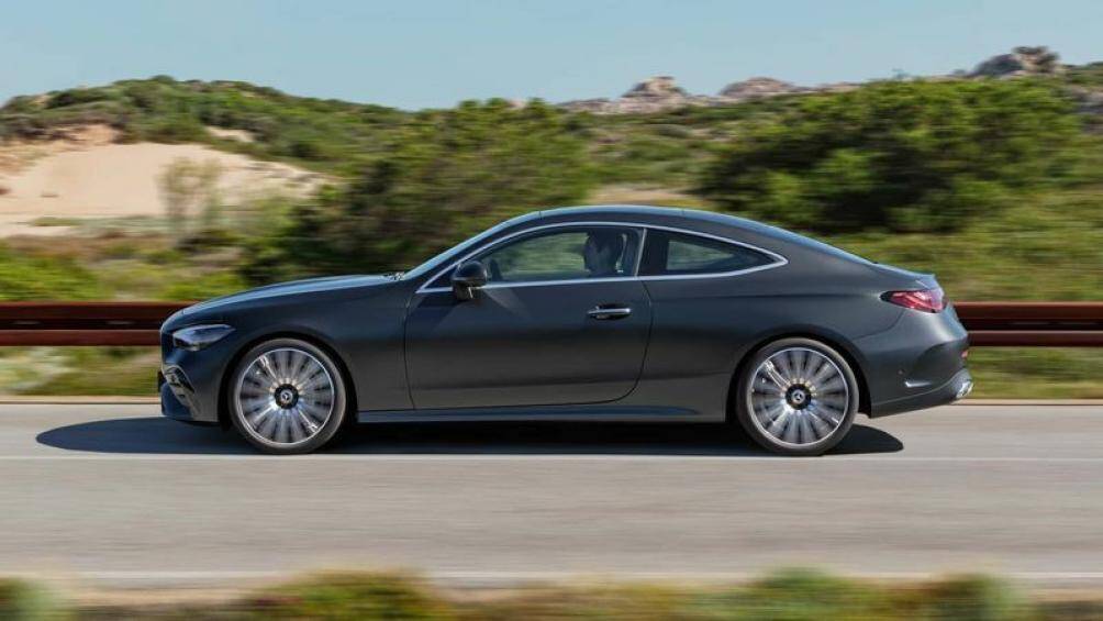 CLE 450 4Matic sử dụng động cơ 6 xi-lanh thẳng hàng 3.0L tăng áp kép kết hợp mô tơ điện cho công suất cực đại 375 mã lực và mô-men xoắn 500 Nm.