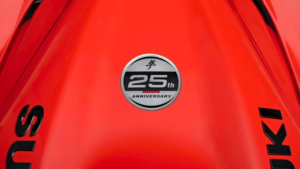 Xe còn có một tấm bảng kỷ niệm 25 năm đặc biệt trên bình xăng, được đặt ngay giữa hai dòng chữ “Suzuki”.