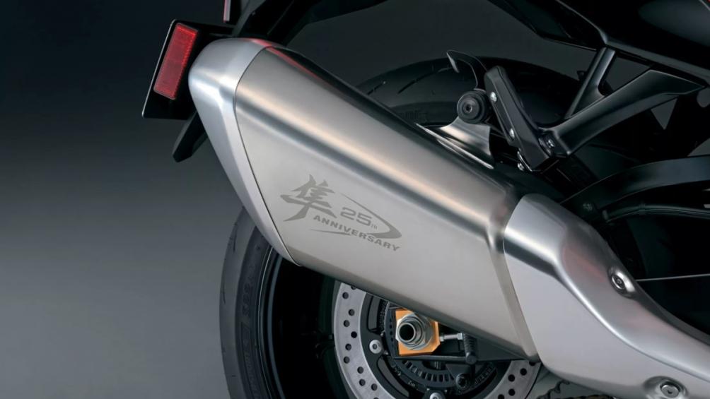 Các bộ giảm thanh đều được đánh dấu bằng logo kỷ niệm 25 năm.