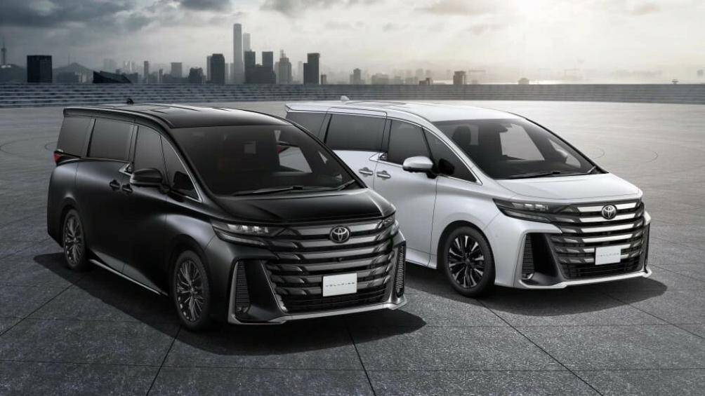 Tại thị trường Malaysia, Toyota Alphard 2024 có ba màu sơn là trắng Platinum White Pearl, nâu vàng Precious Leo-Blond và đen.
