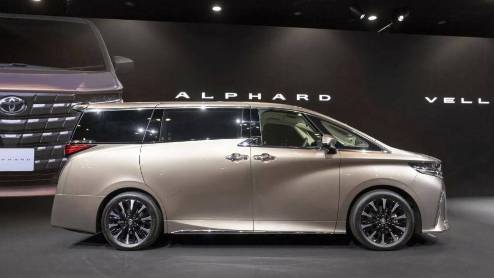 Khung gầm Toyota Alphard 2024 là loại TNGA-K dẫn động cầu trước giống RAV4 với độ cứng vững tốt hơn 40% so với thế hệ trước.