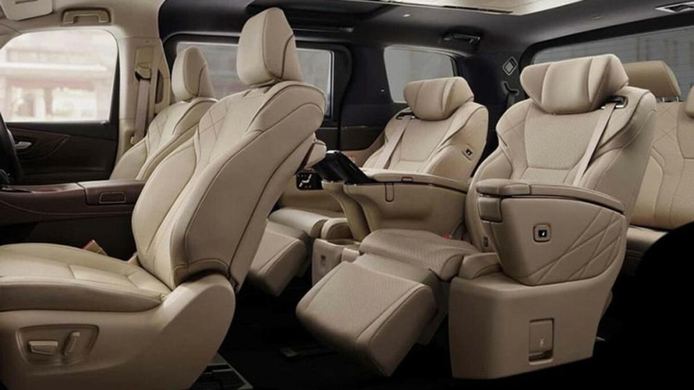 Vị trí lái trên Toyota Alphard 2024 đã được điều chỉnh, hàng ghế hai và thứ ba được làm lại và làm mỏng bớt ốp quanh cửa.