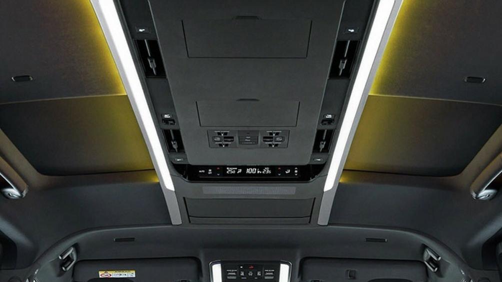 Xe cũng có cửa sổ trời toàn cảnh cố định, hệ thống đèn viền 64 màu và đèn đọc sách có thể tùy chỉnh.