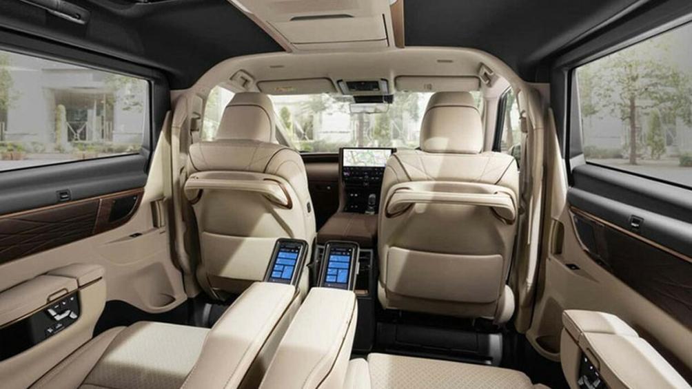 Ở lần trở lại này, Toyota Alphard được nới rộng kích thước để cải thiện không gian cabin.