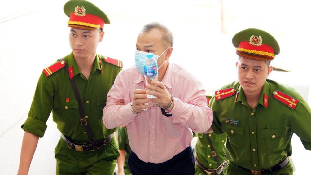 Một nguyên Thứ trưởng khác của Bộ Ngoại giao là ông Vũ Hồng Nam cũng được lực lượng chức năng áp giải đến tòa án.
