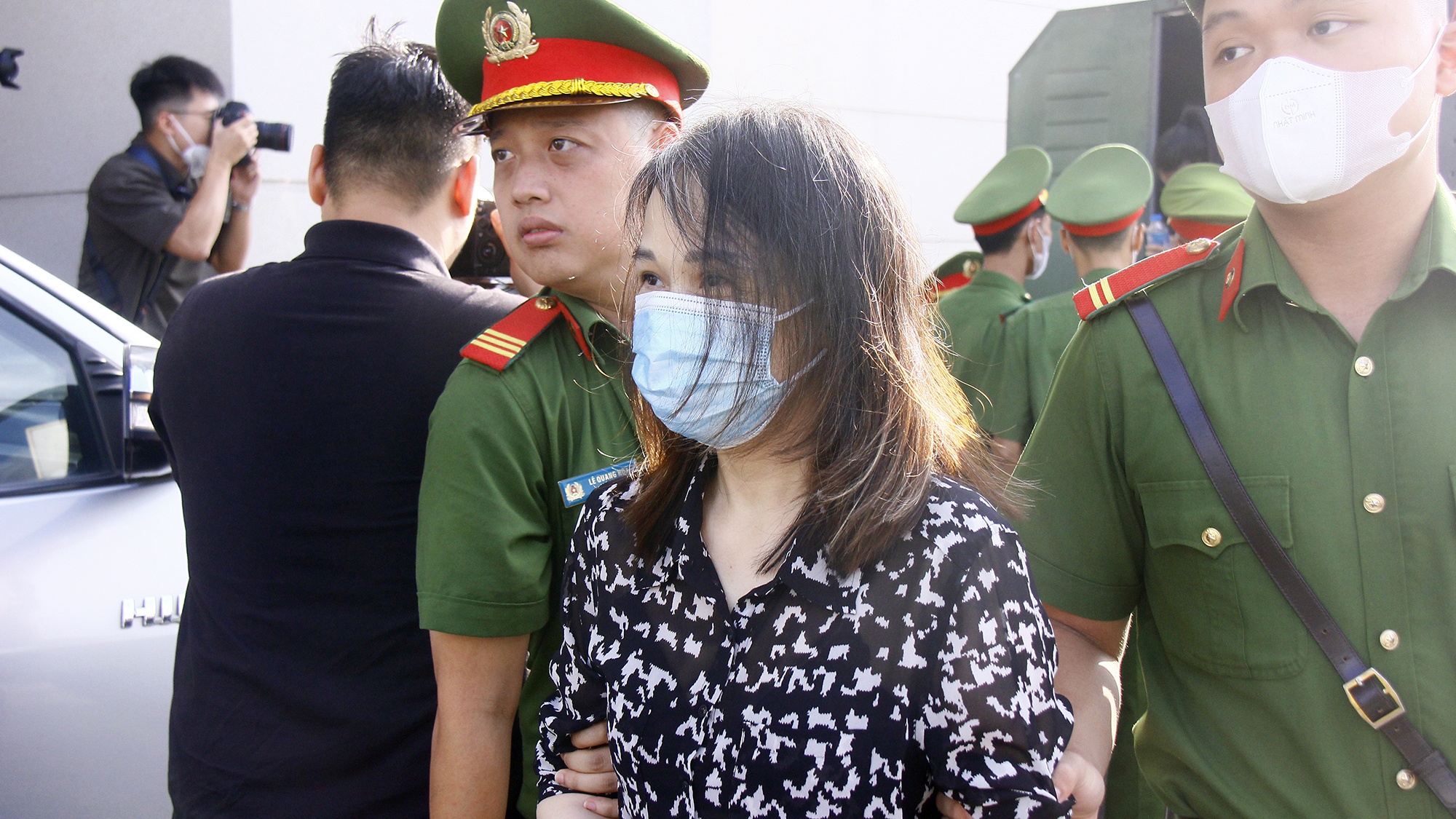 Bị cáo Nguyễn Thị Hương Lan (nguyên Cục trưởng Cục Lãnh sự, Bộ Ngoại giao) cũng bị xét xử tội nhận hối lộ.