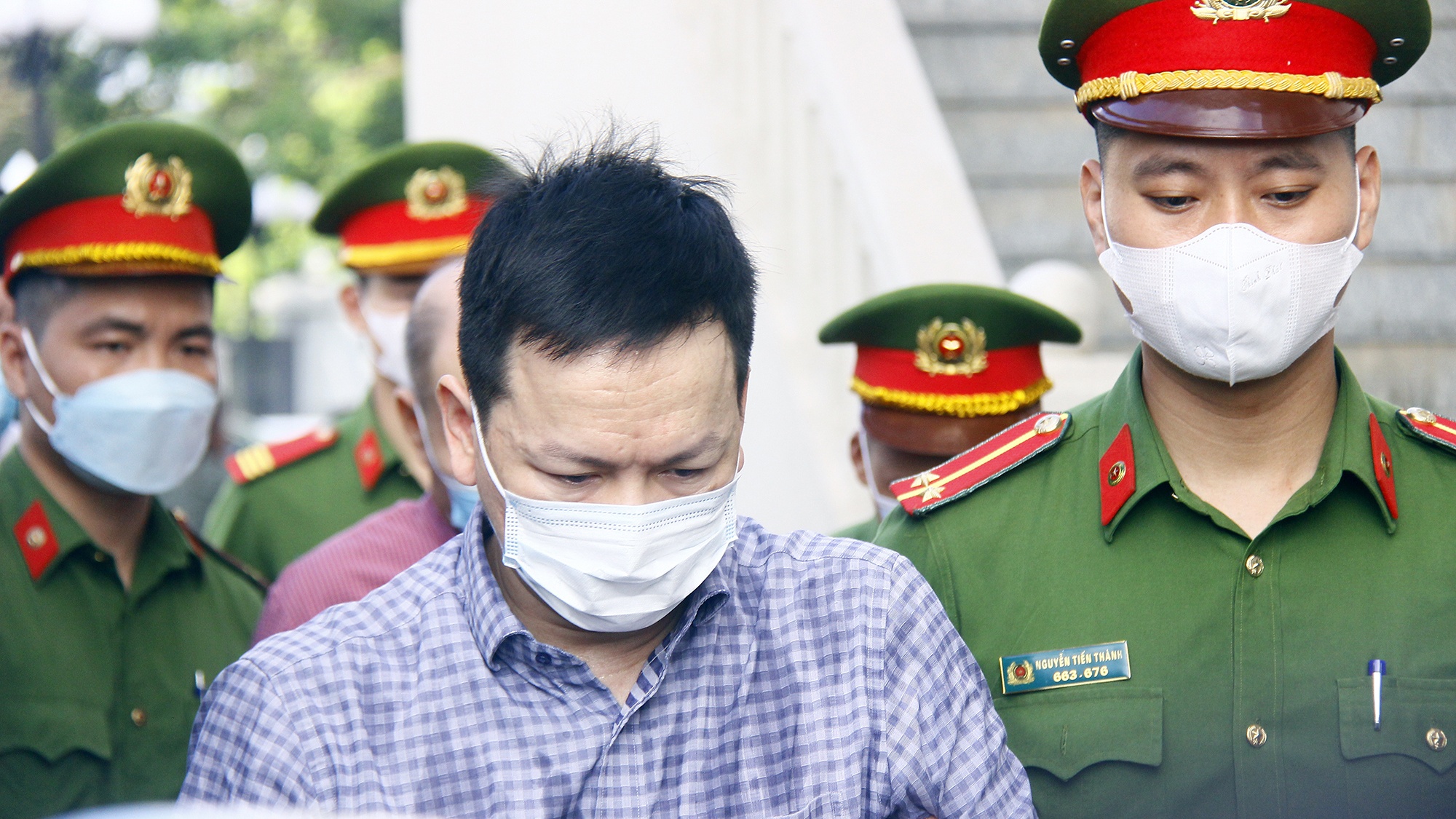 Trong đó, 25 cá nhân lợi dụng chức vụ, quyền hạn, nhiệm vụ được giao, nhận hối lộ gần 167 tỷ đồng; lợi dụng chức vụ, quyền hạn trong khi thi hành công vụ, gây thiệt hại trên 10 tỷ đồng.