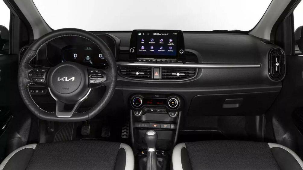 Kia Morning 2024 bản GT-Line ở châu Âu có vô-lăng đáy phẳng tích hợp sưởi, bảng đồng hồ dạng màn hình kỹ thuật số 4,2 inch, màn hình cảm ứng 8 inch.