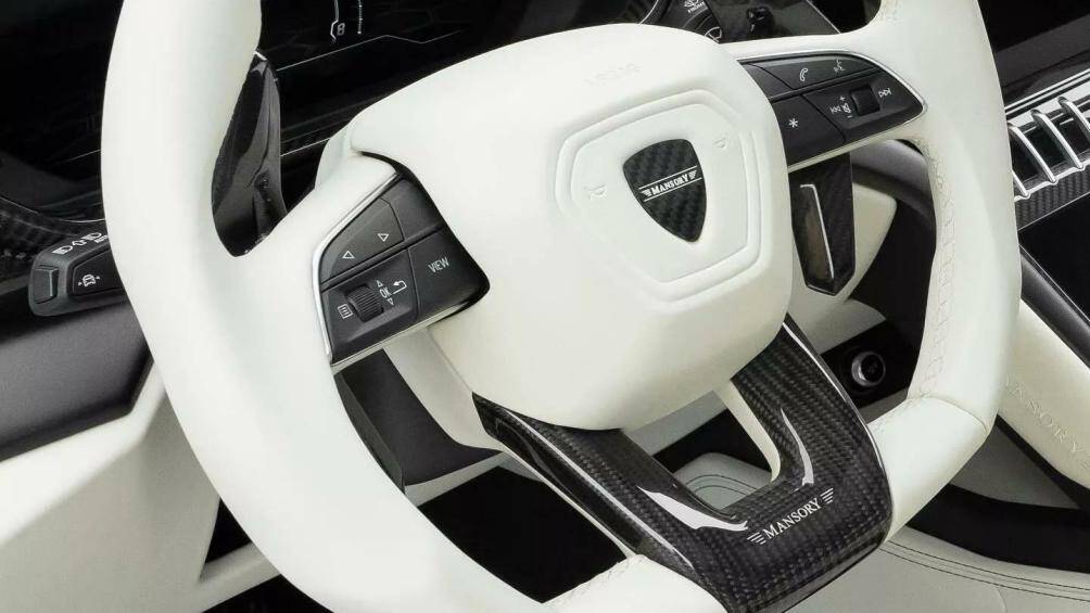 Lamborghini Urus độ Mansory Venatus có thêm một số nâng cấp về động cơ. Cỗ máy V8 tăng áp kép 4.0L có thể sản sinh công suất 900 mã lực và mô-men xoắn cực đại 1.100 Nm.