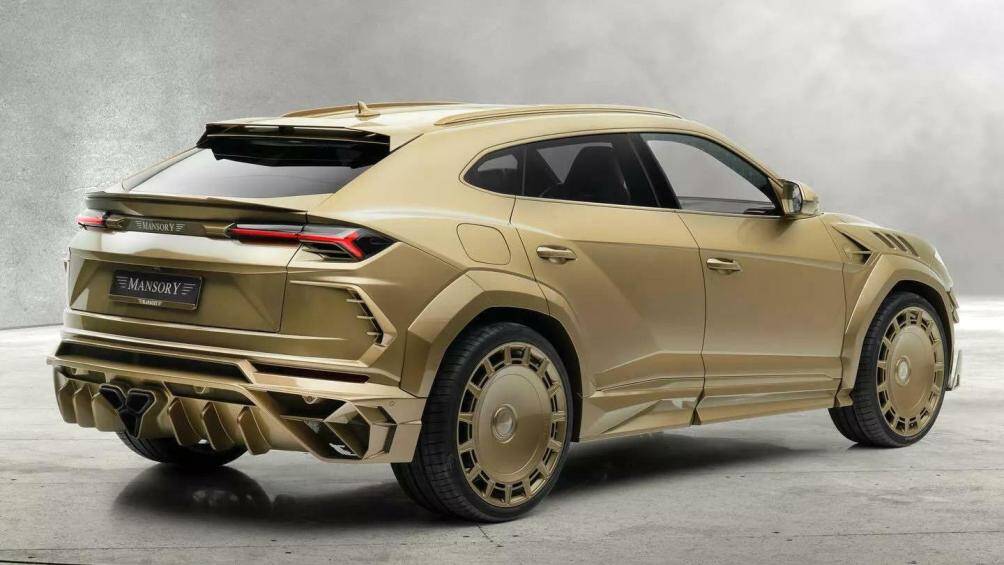 Hông xe cũng được thiết kế cắt xẻ góc cạnh với các khe gió, đi kèm logo Mansory.