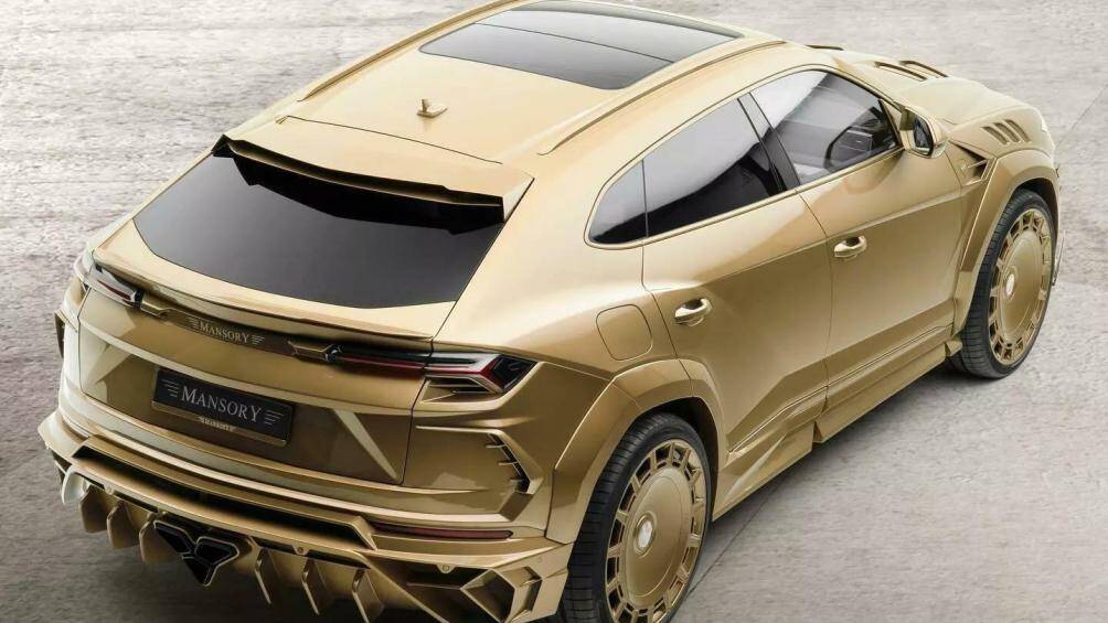 Phía sau xe bắt mắt với hai cánh gió tăng hiệu quả khí động học.