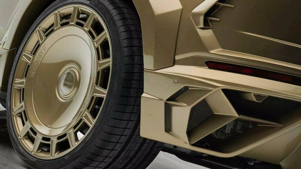 Những thay đổi trên thân xe tiếp tục dọc theo hai bên với vòm bánh xe loe ra và các tấm chắn bên mở rộng.