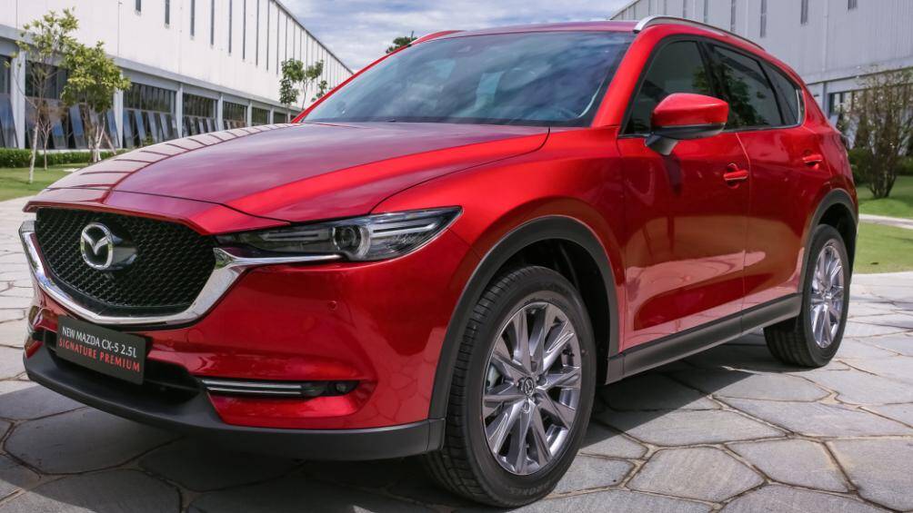 CX-5 đang là "gà đẻ trứng vàng" của Mazda khi chiếm hơn 38% tổng số xe hãng bán ra tại Việt Nam. Doanh số 5.423 chiếc giúp CX-5 lọt top 10 ô tô ăn khách nhất thị trường và dẫn đầu phân khúc C-SUV.