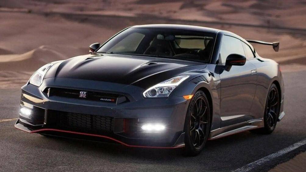 7. Nissan GT-R: 217 xe.