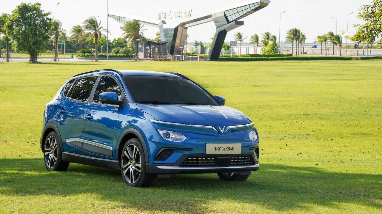 Đạt 5.072 chiếc bán ra sau nửa đầu năm, VF e34 là mẫu ô tô ăn khách nhất của hãng xe Việt, đồng thời nằm trong top 10 xe bán chạy nhất thị trường. VF e34 chiếm 44% tổng doanh số 11.638 ô tô điện của VinFast.