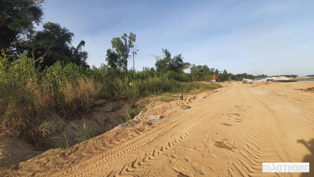 D&ugrave; c&ocirc;ng t&aacute;c thi c&ocirc;ng đang được chạy đua, song mặt bằng một số đoạn tuyến vẫn c&ograve;n vướng n&ecirc;n &iacute;t nhiều ảnh hưởng đến việc mở rộng c&ocirc;ng địa thi c&ocirc;ng.