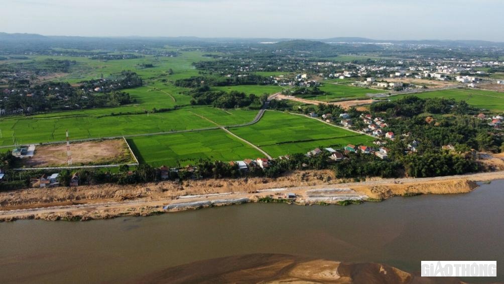 Dự &aacute;n ho&agrave;n th&agrave;nh sẽ đảm bảo an to&agrave;n t&iacute;nh mạng v&agrave; t&agrave;i sản cho khoảng 260 hộ d&acirc;n sinh sống ven s&ocirc;ng, bảo vệ khu trung t&acirc;m huyện lỵ Sơn Tịnh mới, c&aacute;c c&ocirc;ng tr&igrave;nh cơ sở hạ tầng trong khu vực v&agrave; ph&aacute;t triển giao th&ocirc;ng, chỉnh trang đ&ocirc; thị dọc bờ Bắc s&ocirc;ng Tr&agrave; Kh&uacute;c.