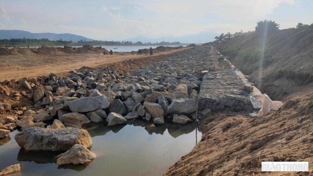 Ngo&agrave;i đế k&egrave; th&igrave; dự &aacute;n c&ograve;n được thiết kế ph&acirc;n ch&acirc;n k&egrave; rất ki&ecirc;n cố với biện ph&aacute;p thi c&ocirc;ng đ&agrave;o b&oacute;c tạo nền s&acirc;u để gia cố đa hộc nhằm tr&aacute;nh t&igrave;nh trạng nước l&uacute;c g&acirc;y x&oacute;i lở l&agrave;m ảnh hưởng đến c&ocirc;ng tr&igrave;nh.