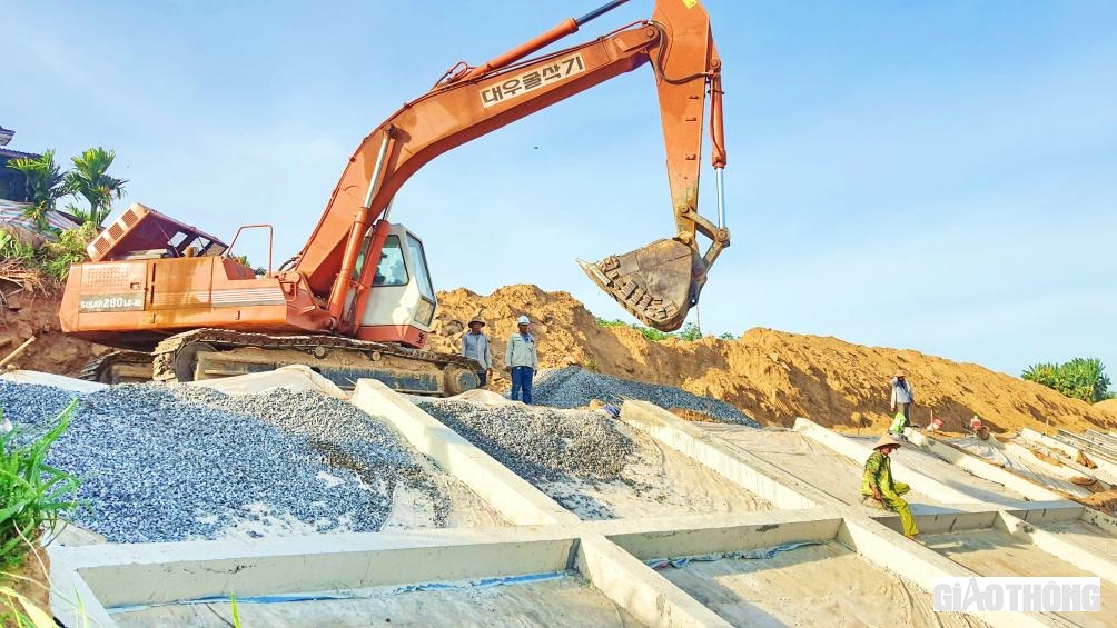 Th&acirc;n k&egrave; với chiều cao +7.0-9.0, đảm bảo vượt lũ th&ocirc;ng thường, được thiết kế m&aacute;i dốc với hệ thống trụ b&ecirc; t&ocirc;ng kết nối li&ecirc;n ho&agrave;n v&agrave; được l&oacute;t vải địa chất b&ecirc;n dưới trước khi phủ lớp đ&aacute; 1x2 d&agrave;y 10cm v&agrave; sau đ&oacute; lắp cấu kiện tấm đan b&ecirc; t&ocirc;ng để tạo th&agrave;nh m&aacute;i k&egrave; ki&ecirc;n cố.