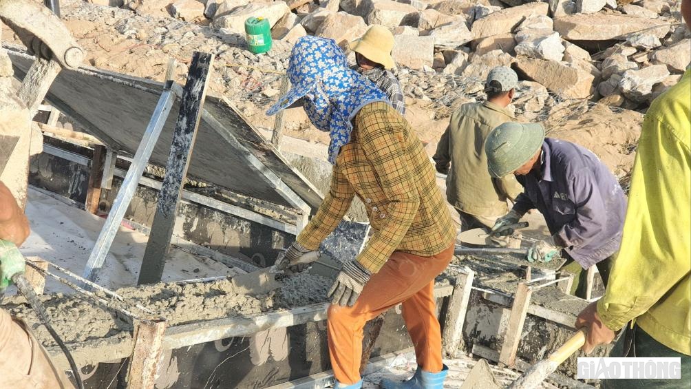 C&ocirc;ng nh&acirc;n &aacute;p v&aacute;n khu&ocirc;n đổ b&ecirc; t&ocirc;ng thi c&ocirc;ng th&acirc;n k&egrave; nhằm tạo sự vững chắc cho c&ocirc;ng tr&igrave;nh.