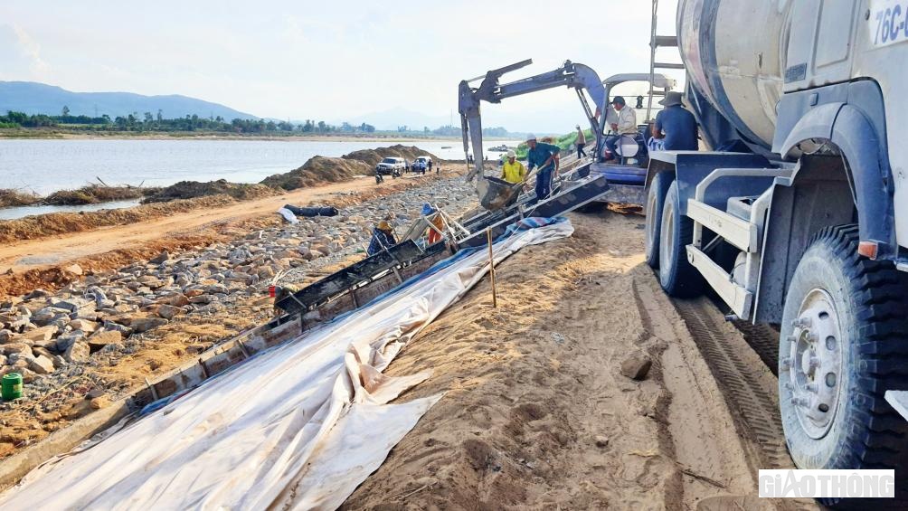 Dự &aacute;n k&egrave; bờ bắc s&ocirc;ng Tr&agrave; Kh&uacute;c c&oacute; tổng mức đầu tư 200 tỷ đồng từ nguồn vốn Phục hồi ph&aacute;t triển KT-XH sau đại dịch Covid-19 do Ch&iacute;nh phủ ph&aacute;t động v&agrave; giải ng&acirc;n vốn trong năm 2023 n&ecirc;n c&ocirc;ng t&aacute;c tổ chức thi c&ocirc;ng được triển khai gấp r&uacute;t.