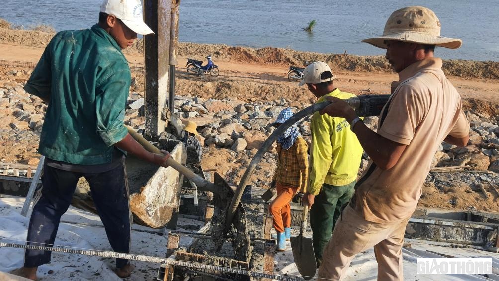 C&ocirc;ng t&aacute;c thi c&ocirc;ng dự &aacute;n k&egrave; chống sạt lở bờ bắc s&ocirc;ng Tr&agrave; Kh&uacute;c được khởi động v&agrave;o th&aacute;ng 4/2023 v&agrave; ho&agrave;n th&agrave;nh trước m&ugrave;a mưa b&atilde;o năm 2023 để đảm bảo c&ocirc;ng t&aacute;c giải ng&acirc;n vốn ngay trong năm 2023 theo chỉ đạo của Ch&iacute;nh phủ.