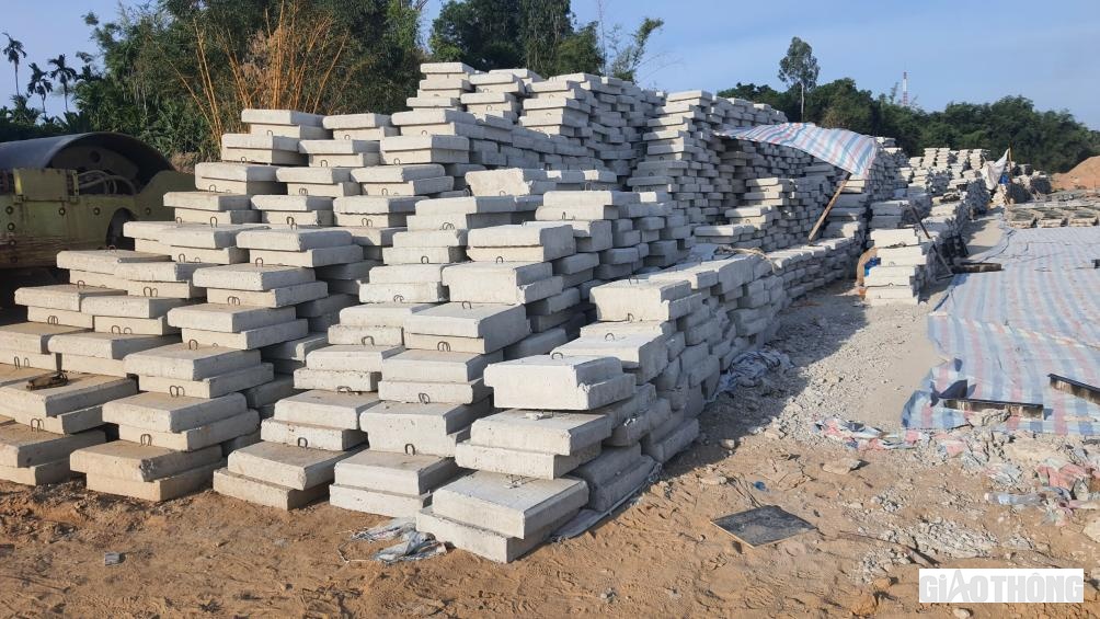 H&agrave;ng ngh&igrave;n tấm đan được nh&agrave; thầu đ&uacute;c sẵn, tập kết ngay ch&acirc;n c&ocirc;ng trường để sẵn s&agrave;ng lắp đặt khi ho&agrave;n th&agrave;nh c&aacute;c hạng mục khung sườn th&acirc;n k&egrave;, loại tấm đan n&agrave;y được thiết kế c&oacute; mấu nối li&ecirc;n kết với nhau.