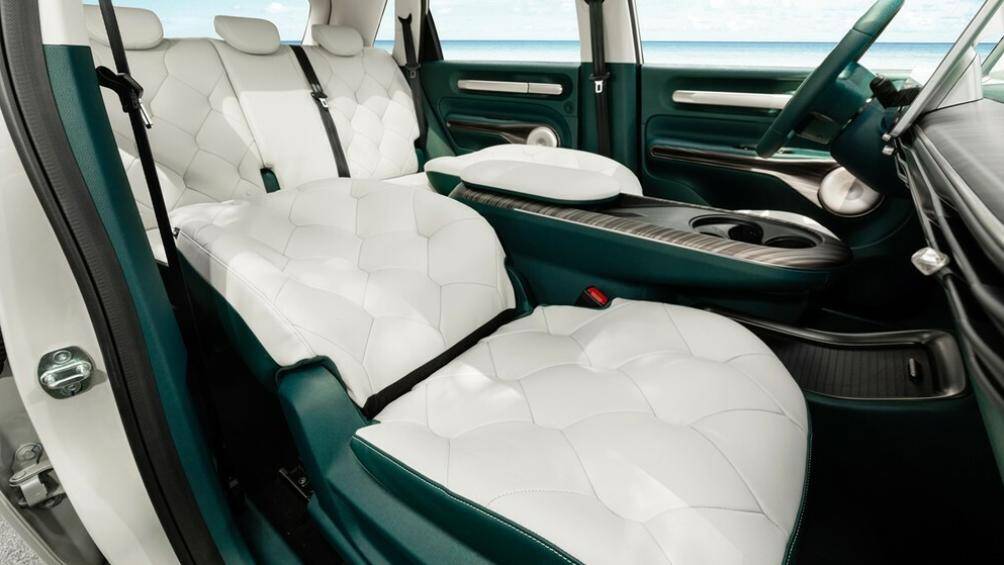 Khoang cabin của Baojun Yunduo 2023 được áp dụng thiết kế hai màu tổng thể, tô điểm bằng các chi tiết giả vân gỗ tương đồng ở nhiều chi tiết.