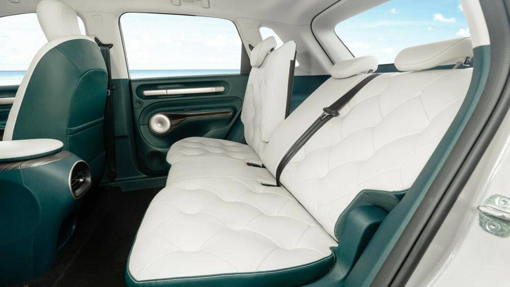 Hàng ghế thứ hai có thể ngả chạm vào ghế sau, tạo thành một kiểu giường nhỏ mang đến sự thoải mái cho người dùng khi di chuyển xa.