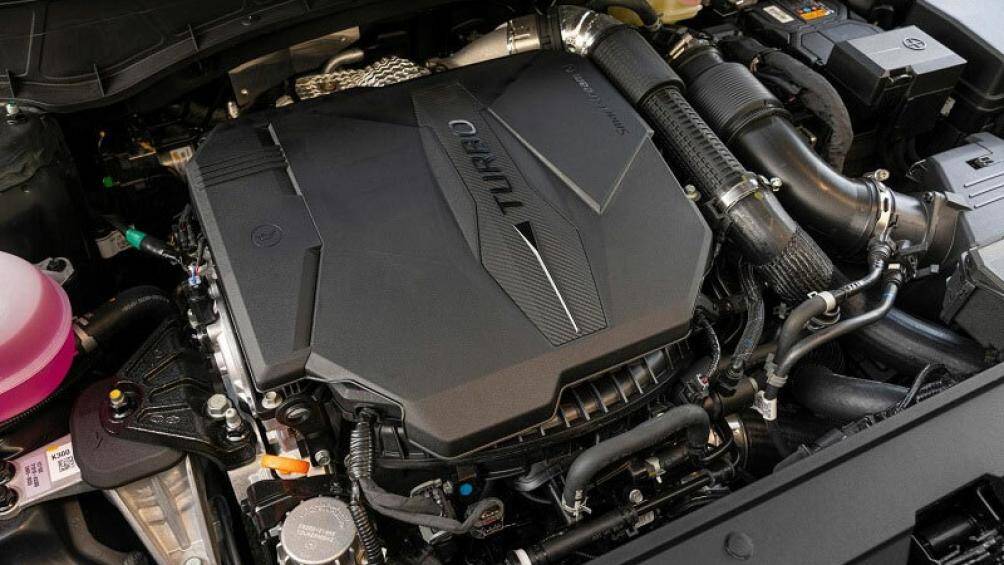 Xe vẫn sử dụng khối động cơ xăng 4 xi-lanh, tăng áp, dung tích 2.5L, sản sinh công suất tối đa 281 mã lực và mô-men xoắn cực đại 422 Nm.