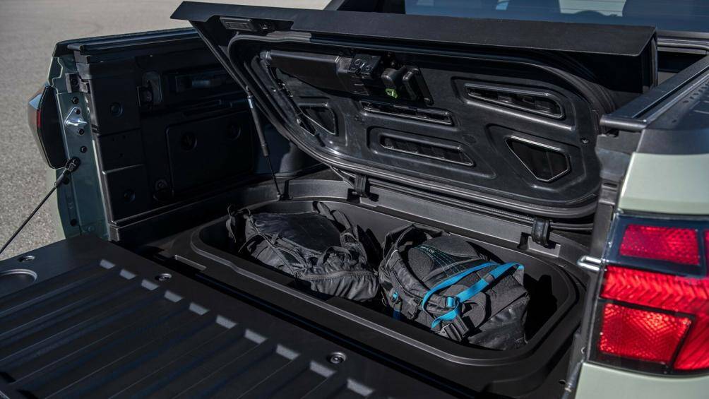 Nhằm tạo sự hầm hố hơn cho Santa Cruz XRT, hãng Hyundai còn bổ sung lưới tản nhiệt và tay nắm cửa trên thùng hàng mạ crôm màu tối.