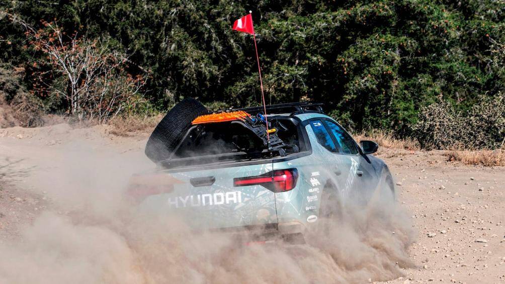 Tem chữ nổi “Santa Cruz” trên cửa thùng hàng được sơn màu đen nhám.