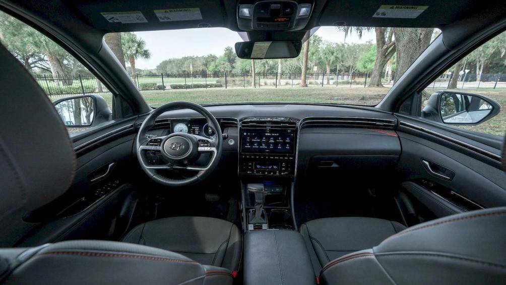 Nội thất của bản XRT cũng có những thay đổi như ghế bọc chất liệu H-Tex màu đen, vô lăng/cần số bọc da và gương chiếu hậu chống chói tự động.