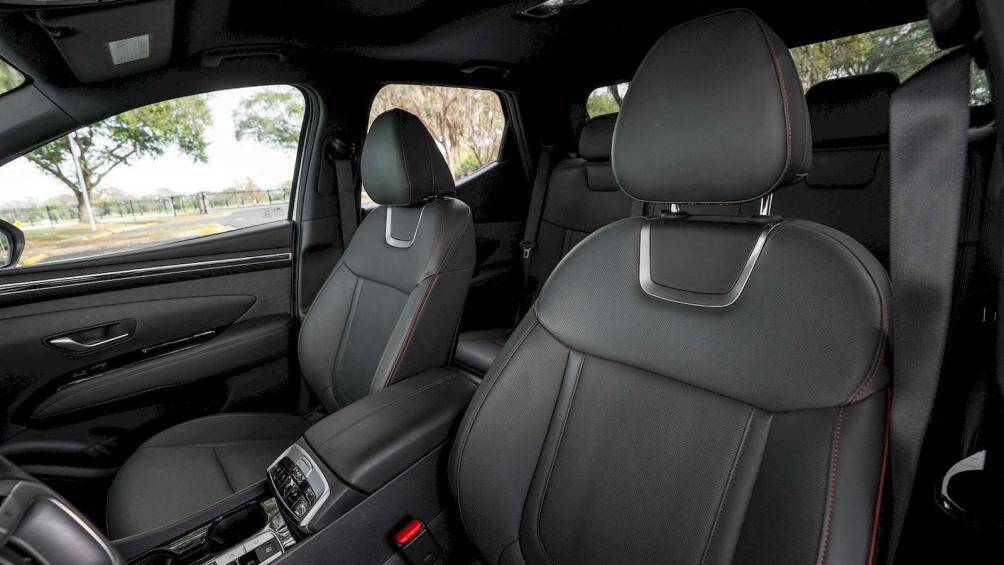 Hệ thống hỗ trợ giữ làn và hỗ trợ tránh va chạm trong điểm mù cũng là trang bị tiêu chuẩn cho xe.