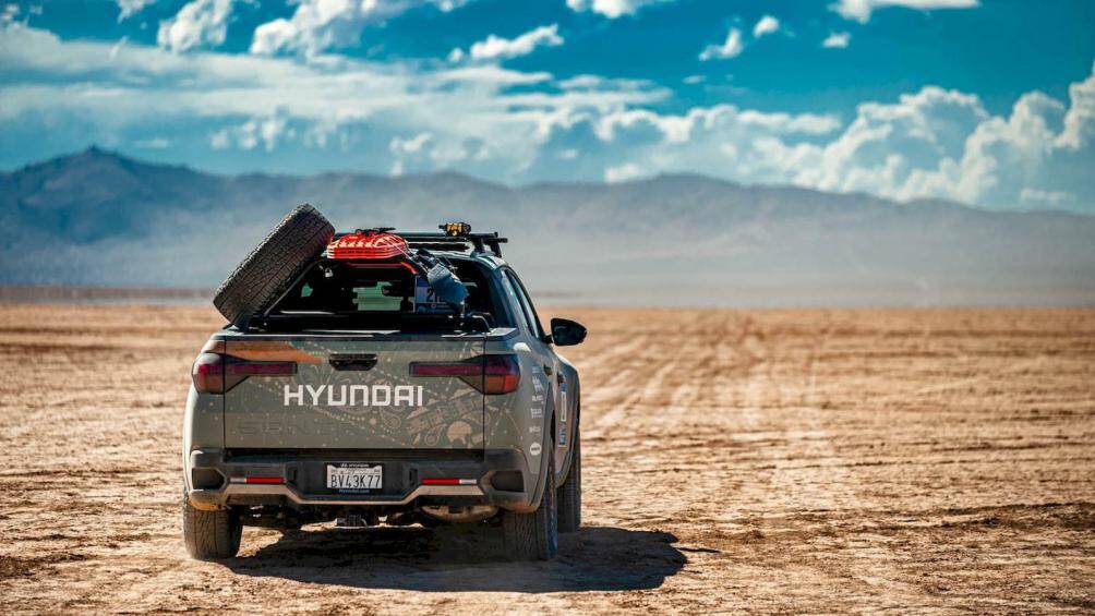 So với bản trước, Hyundai Santa Cruz XRT 2024 tạo sự khác biệt bằng những chi tiết mới như ốp cua lốp, bệ bước chân bên sườn, ốp trên cửa và ray kéo trong thùng hàng.