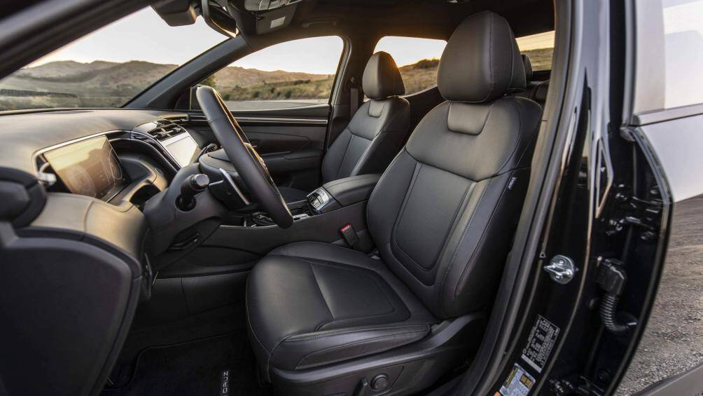 Hyundai Santa Cruz XRT còn được trang bị đèn pha LED phản xạ đa hướng, hệ thống điều hòa tự động 2 vùng và tính năng sấy kính tiêu chuẩn.