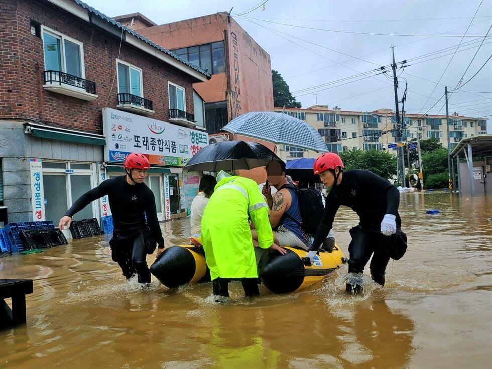 Trong cuộc họp với các cơ quan chính phủ ngày 15/7, Thủ tướng Hàn Quốc Han Duck-soo kêu gọi quan chức các cấp, bộ, ngành nỗ lực triển khai biện pháp ứng phó nước sông tràn bờ, lở đất. Ông Han cũng đề nghị Quân đội Hàn Quốc tham gia chiến dịch tìm kiếm cứu hộ, giải cứu người dân trong vùng lũ lụt. (Ảnh: Yonhap).