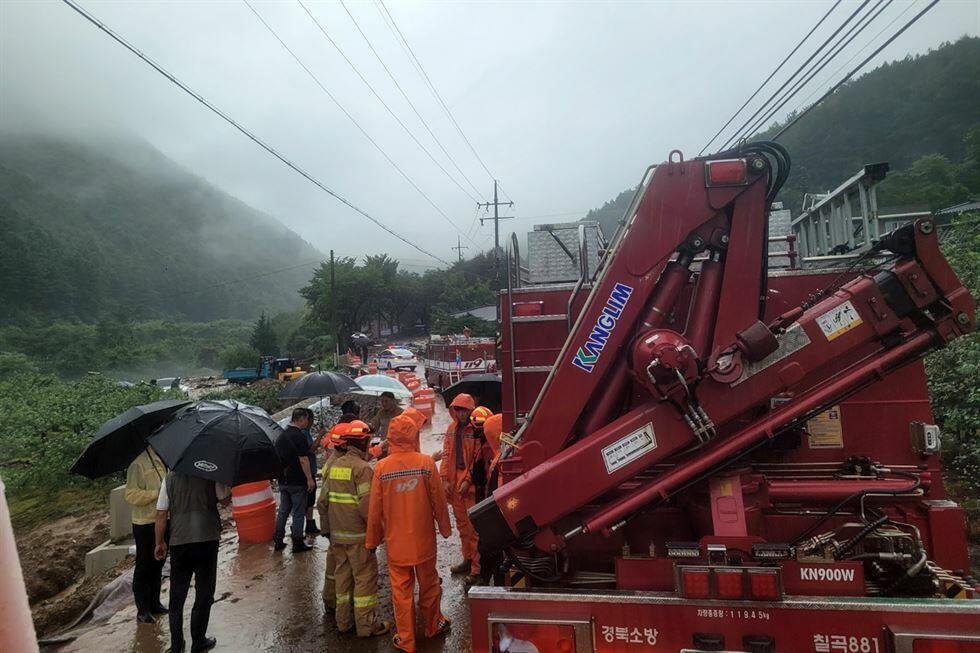 Trước đó, ngày 14/7, một chuyến tàu chậm tại tỉnh Bắc Chungcheong bị trật bánh do lở đất khiến đất đá đổ sập xuống đường ray, theo Bộ Giao thông vận tải Hàn Quốc. May mắn là khi tai nạn xảy ra, tàu không chở khách nhưng vụ việc đã khiến một kỹ thuật viên trên tàu bị thương. (Ảnh: Yonhap).