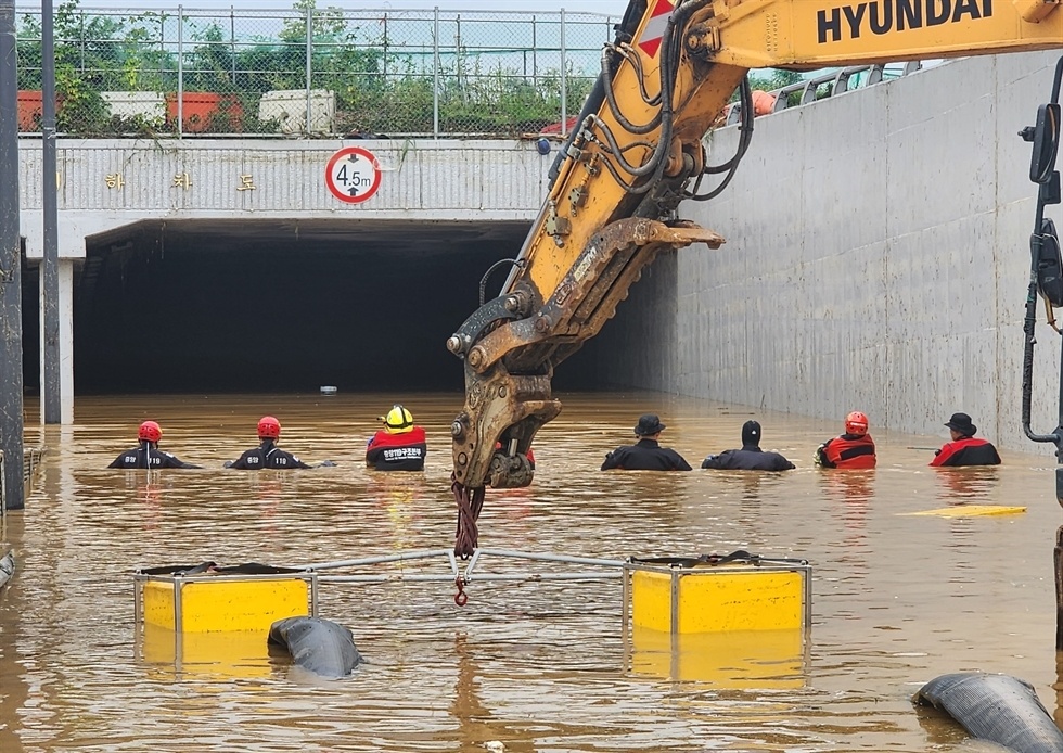Trước đó, Bộ Nội vụ và An toàn Hàn Quốc cho biết tính tới 6h (giờ địa phương) ngày 16/7, ít nhất 31 người thiệt mạng, 10 người mất tích cùng 7.540 người phải đi sơ tán vì mưa lớn gây lũ lụt, lở đất tại nhiều khu vực trên khắp quốc gia này. (Ảnh: Yonhap).