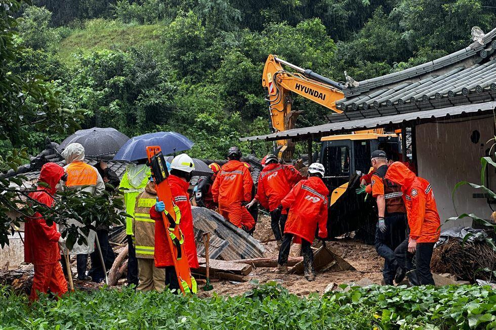 Công ty vận hành tàu hỏa Korea Railroad Corp thông báo đã tạm dừng hoạt động tất cả tuyến tàu chậm và một số tuyến tàu cao tốc. Dù vậy, công ty này cảnh báo hoạt động của các tuyến tàu cao tốc có thể bị gián đoạn do lở đất, mưa lũ, đất đá đổ sập tiềm ẩn nguy cơ mất an toàn. (Ảnh: Yonhap).