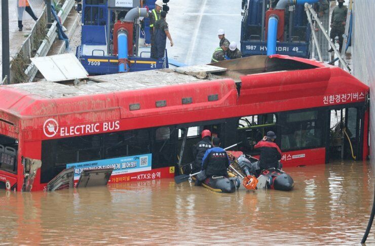 Hai ngày qua, mưa lớn gây lũ lụt, lở đất nghiêm trọng tại Hàn Quốc khiến ít nhất 31 người thiệt mạng, hàng nghìn người phải đi sơ tán.
Trong đó, một đường hầm tại thành phố Cheongju, miền trung Hàn Quốc bị ngập do mưa lũ.
Ngày 16/7, lực lượng chức năng đã phát hiện một chiếc xe buýt bị mắc kẹt ở đường hầm này và đưa thi thể 5 người trong xe buýt ra ngoài (Ảnh: Yonhap).