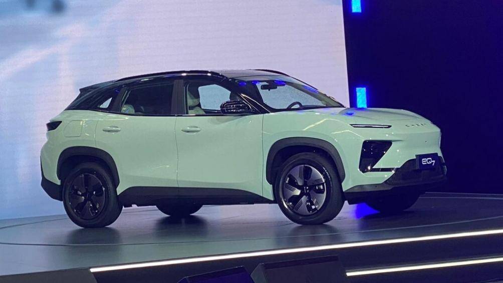 Chery eQ7 được xây dựng với ngôn ngữ thiết kế đơn giản, đầu xe gây ấn tượng mạnh với dải đèn LED chiếu sáng ban ngày.